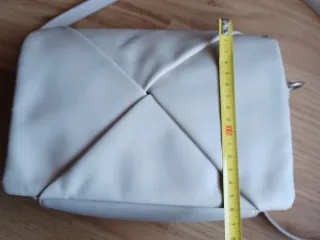 Bolso bandolera beige claro. Económico