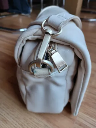 Bolso bandolera beige claro. Económico