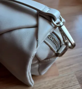 Bolso bandolera beige claro. Económico