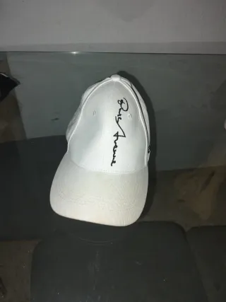 Gorra blanca con firma bordada