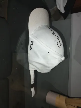 Gorra blanca con firma bordada