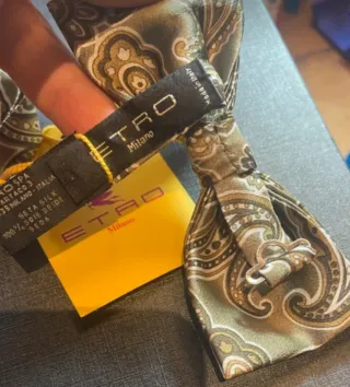Papillon Etro in seta nuovo