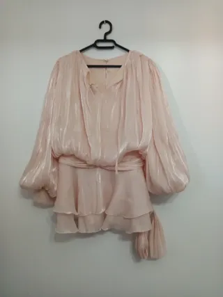 Vestido rosa con volantes y mangas abullonadas