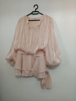 Vestido rosa con volantes y mangas abullonadas