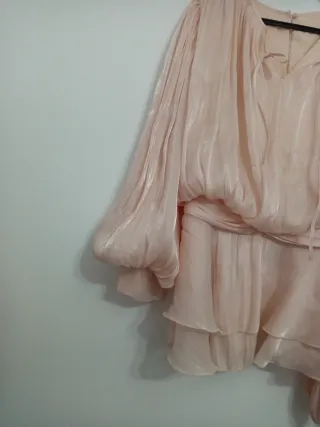 Vestido rosa con volantes y mangas abullonadas