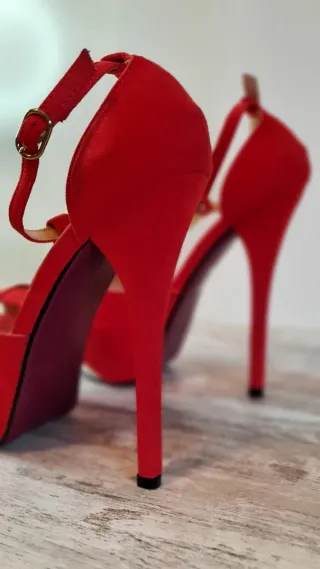 Zapatos de tacón rojos