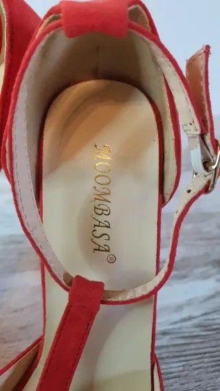 Zapatos de tacón rojos