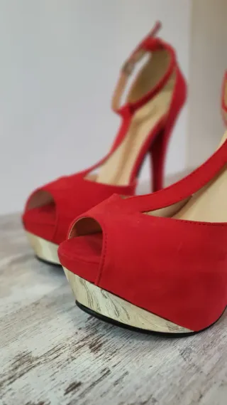 Zapatos de tacón rojos