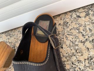 Zuecos de madera negros