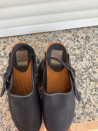 Zuecos de madera negros