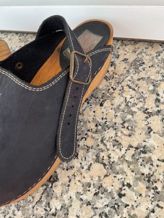 Zuecos de madera negros