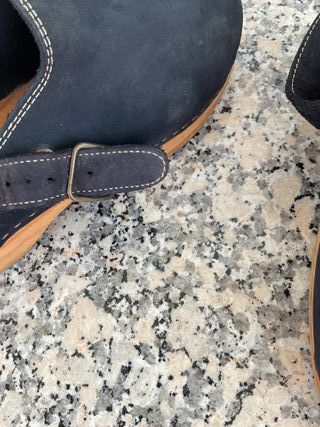 Zuecos de madera negros