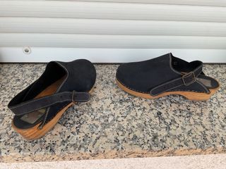 Zuecos de madera negros