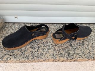 Zuecos de madera negros