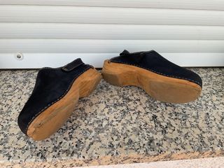 Zuecos de madera negros
