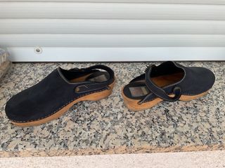Zuecos de madera negros