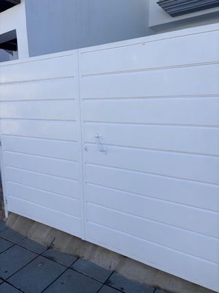 Puerta Cochera Abatible Blanca