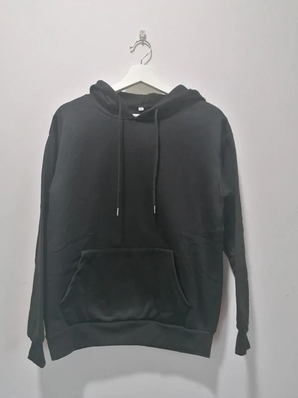 Felpa nera con cappuccioas