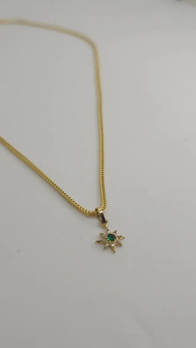 Collare con catena in oro e ciondolo a stella