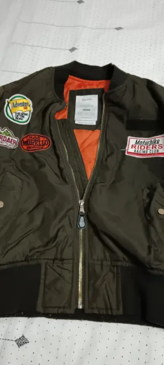 Cazadora bomber verde Bershka