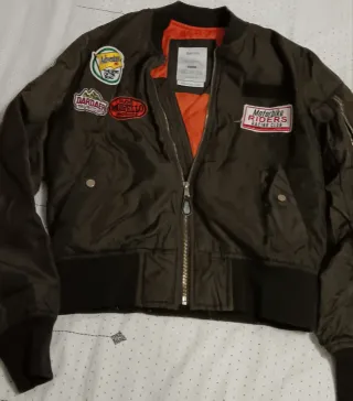 Cazadora bomber verde Bershka