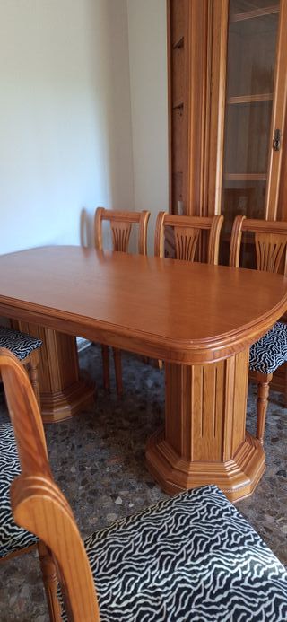 Mesa de comedor y 4 sillas de madera