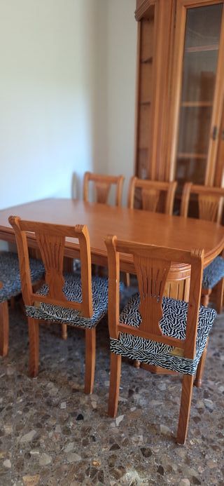 Mesa de comedor y 4 sillas de madera