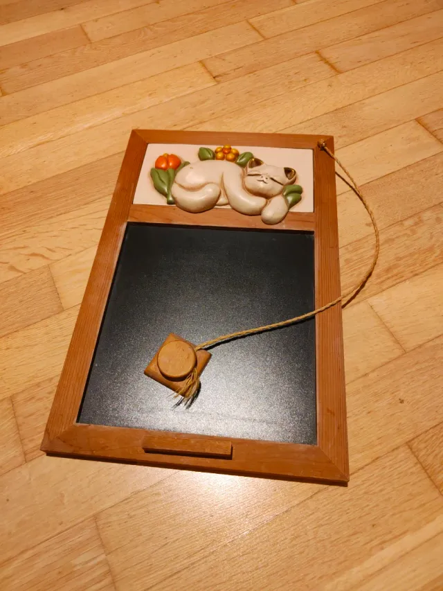 Lavagna Thun con gatto dormiente