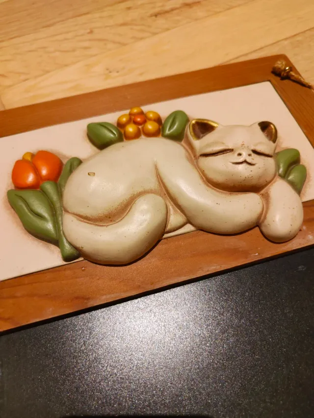 Lavagna Thun con gatto dormiente