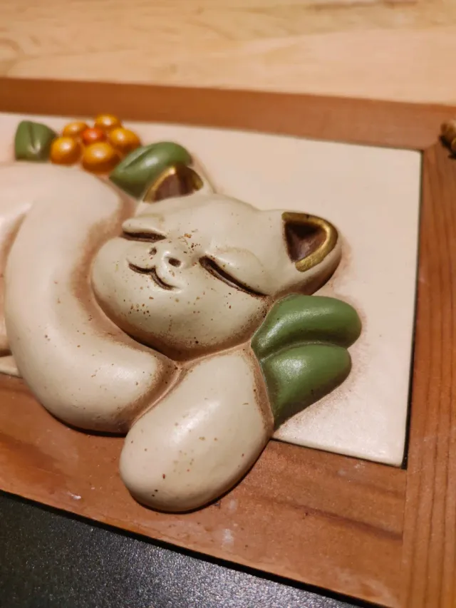 Lavagna Thun con gatto dormiente