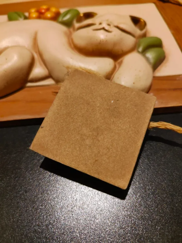 Lavagna Thun con gatto dormiente