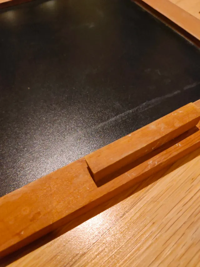 Lavagna Thun con gatto dormiente