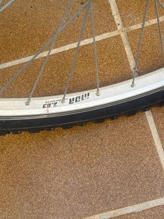 Bicicleta plateada y azul