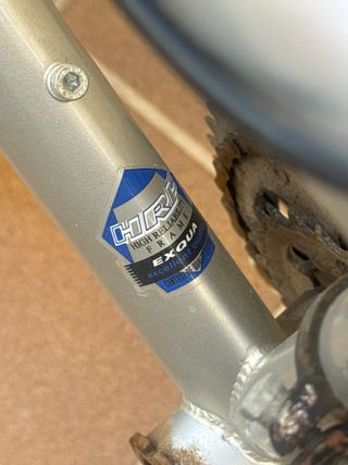 Bicicleta plateada y azul