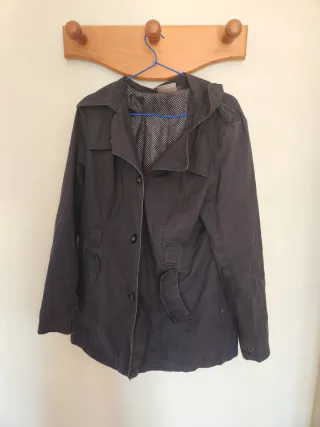 Chaqueta negra con capucha