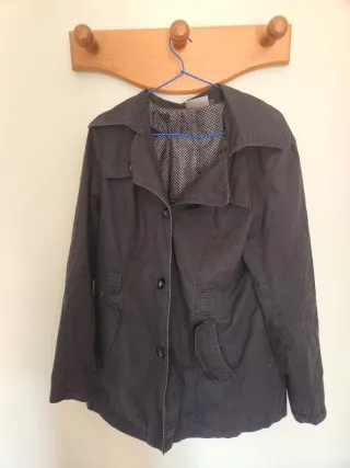 Chaqueta negra con capucha