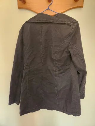 Chaqueta negra con capucha