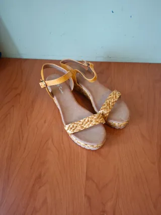 Sandalias cuña beige y amarillas