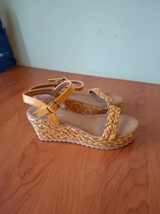 Sandalias cuña beige y amarillas