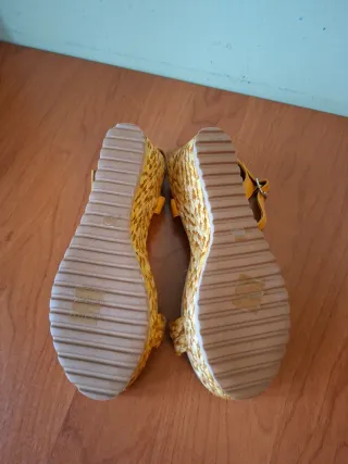 Sandalias cuña beige y amarillas