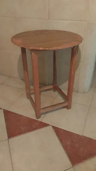 Mesas  camilla 15 euros la grande y 10 la pequeña.