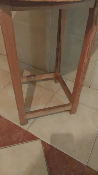 Mesas  camilla 15 euros la grande y 10 la pequeña.