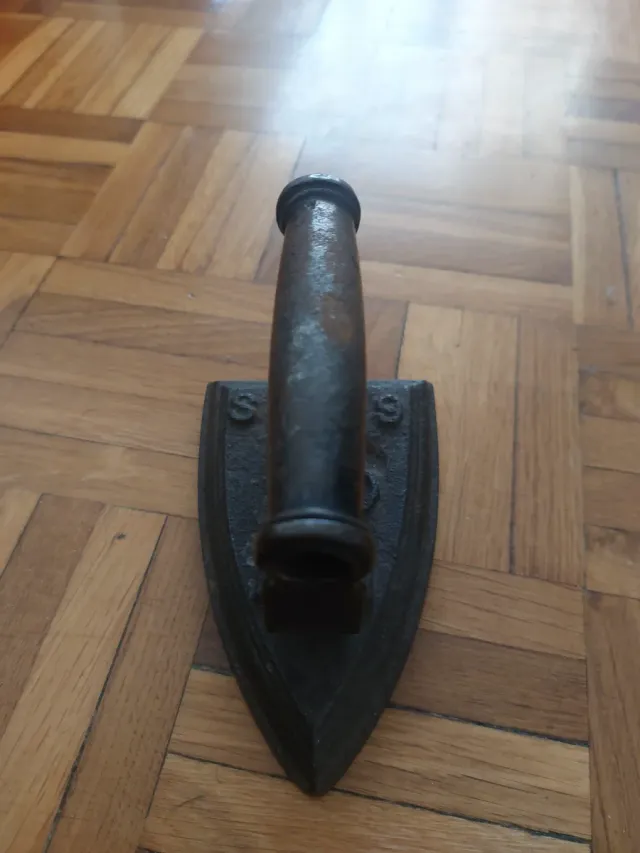 Plancha antigua de hierro fundido