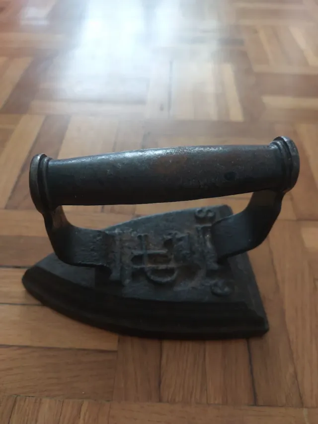 Plancha antigua de hierro fundido