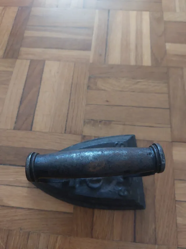 Plancha antigua de hierro fundido