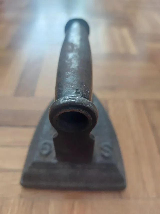 Plancha antigua de hierro fundido