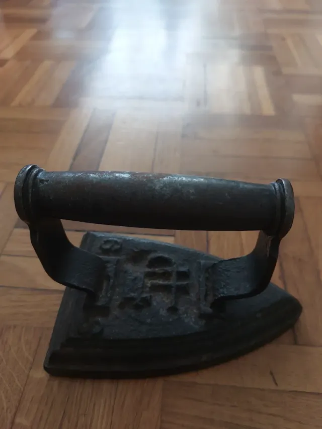 Plancha antigua de hierro fundido