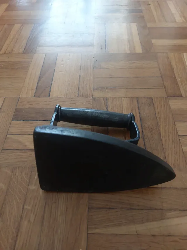 Plancha antigua de hierro fundido