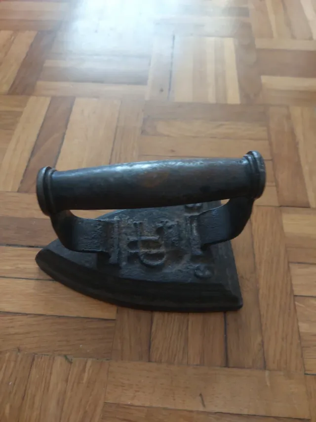 Plancha antigua de hierro fundido