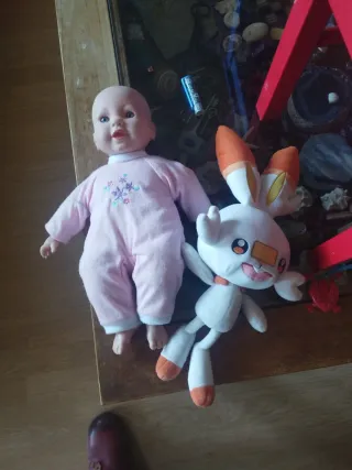 Muñeca bebé y peluche Pokémon Scorbunny
